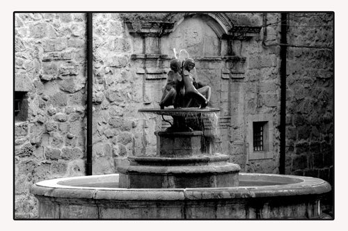 Fontana in piazza San Tommaso con la scultura di Mario Termine